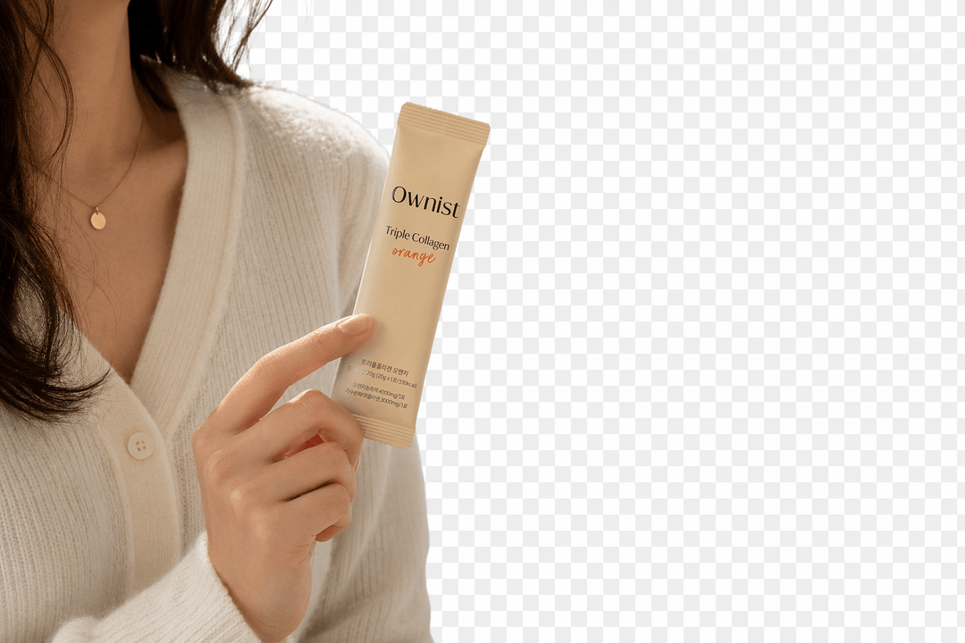 Woman holding an Ownist daily sachet